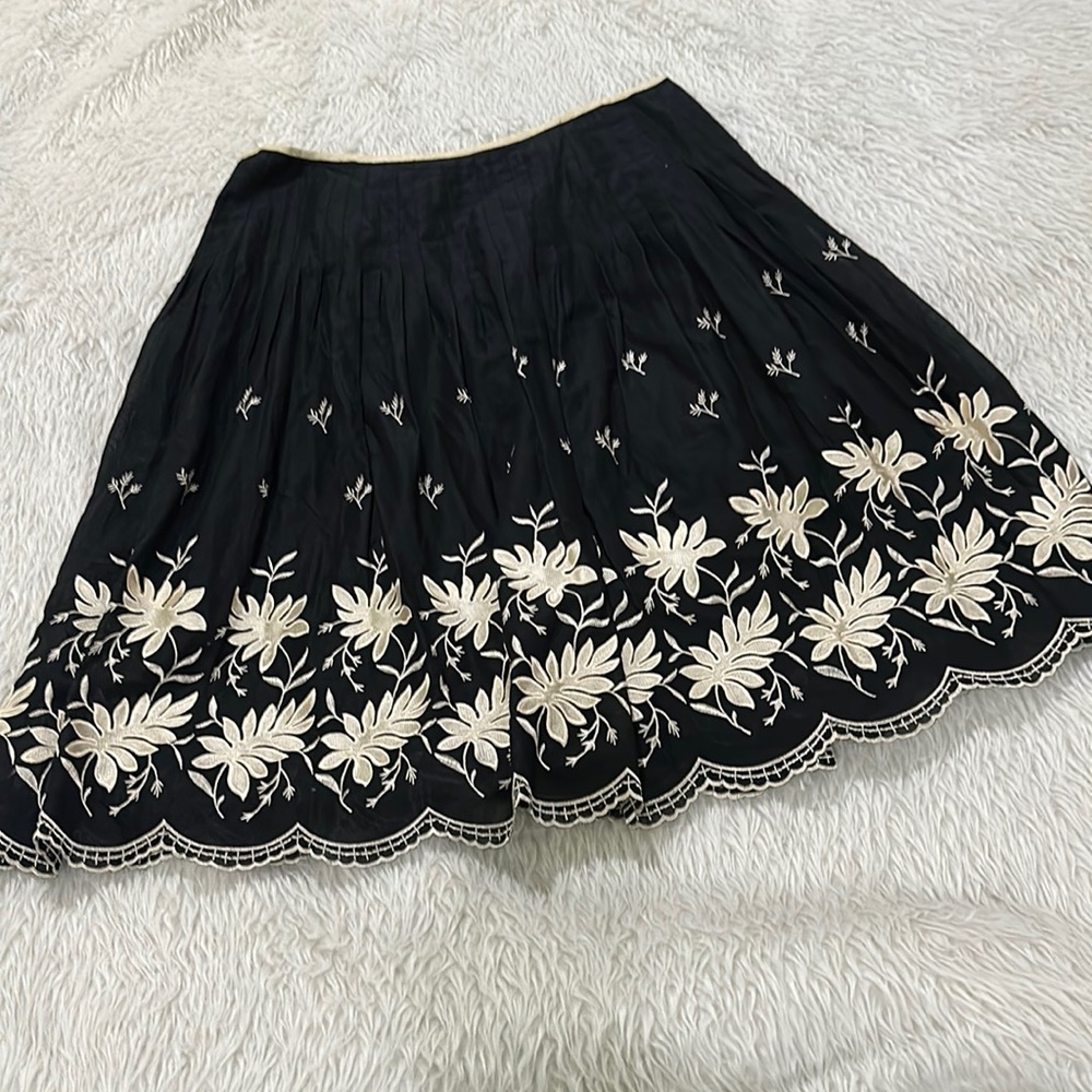 Peter nygard women’s black pleated embroidered skirt size 16